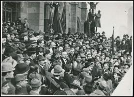 1919. március 21. Budapesti nagygyűlés a Parlament előtt, középen a tömegben Kun Béla beszél, későbbi nagyítás, 16x21 cm