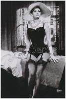 cca 1965 Sophia Loren csábereje, Fekete György (1904-1990) budapesti fényképész hagyatékában fellelt reprodukciós negatív modern nagyítása, 18x12 cm