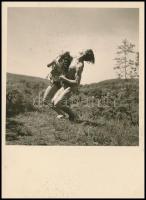 cca 1933 Szentpál Olga tánccsoportjának fotóarchívumából egy jelzés nélküli vintage felvétel, 5,5x5,5 cm-es képméret, 8x6 cm-es fotópapíron