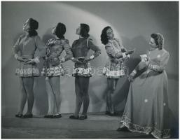 cca 1935 Leichtner Erzsébet vintage fotója Szentpál Olga tánccsoportjának tagjairól, pecséttel jelzett, 17,5x22,5 cm