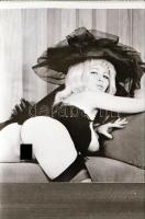 cca 1960 Porno repró film, 28 felvétel kisfilmen, tasakban, 24x36 mm