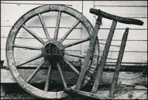 1968 Görbe Ferenc: Kerék saroglyával, feliratozott vintage fotóművészeti alkotás, 14x20 cm