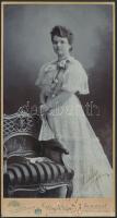 1903-04 A vindornyalaki Hertelendy Kornélia, valamint Hertelendy Irén keményhátú fotója. Hátoldalon feliratozva. 11x20, ill. 13x21,5 cm.
