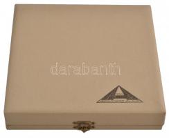 1989. "125 éves az Aszfaltútépítő Vállalat 1864-1989" Br emlékplakett dísztokban (90mm) T:...