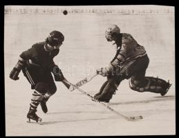 cca 1972 Gebhardt György (1910-1993): Küzdelem a korongért, feliratozott vintage fotóművészeti alkotás, 30x40 cm