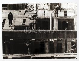 cca 1970 Zsigri Oszkár: Építkezés, feliratozott vintage fotóművészeti alkotás, 28x38 cm