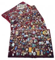 Hatalmas vegyes jelvény gyűjtemény 5db nagy méretű kartonon, magyar és külföldi jelvényekkel, megtek...