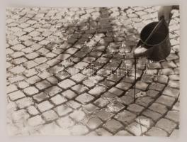 cca 1975 Varga Anna: Aszfaltozó - kockakövek, feliratozott vintage fotóművészeti alkotás, 28x37 cm