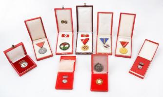 14db-os vegyes szocialista kitüntetés, jelvény, miniatűr tétel, főleg tokokkal együtt, közte 1964. "Kiváló Szolgálatért Érdemrend" aranyozott, zománcozott Br kitüntetés mellszalagon, miniatűrrel, tokban, "MHSZ - Eredményes munkáért" aranyozott, zománcozott fém jelvény tokban T:vegyes