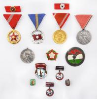 14db-os vegyes szocialista kitüntetés, jelvény, miniatűr tétel, főleg tokokkal együtt, közte 1964. &...