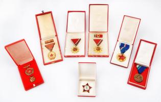 7db-os vegyes szocialista kitüntetés tétel tokokkal, közte 1970. "Felszabadulási Jubileumi Emlékérem" aranyozott, zománcozott Br kitüntetés mellszalagon, miniatűrrel, eredeti tokban, ~1970. "A Szocialista Kultúráért" zománcozott jelvény tokban T:2,2- közte sérült is