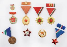 7db-os vegyes szocialista kitüntetés tétel tokokkal, közte 1970. "Felszabadulási Jubileumi Emlé...