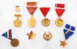 7db-os vegyes szocialista kitüntetés tétel tokokkal, közte 1970. "Felszabadulási Jubileumi Emlé...