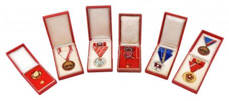 7db-os vegyes szocialista kitüntetés tételfőleg tokokkal, közte 1957. "Szolgálati Érdemérem" zománcozott Br kitüntetés mellszalagon, szalagsávval és miniatűrrel, saját tokban, ~1960. "A Gépipar Kiváló Dolgozója" aranyozott, zománcozott kitüntetés miniatűrrel tokban T:2,2-