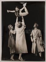 cca 1970 Hermann Tibor: Balett, feliratozott vintage fotóművészeti alkotás, felületén törésnyomokkal, 40x30 cm