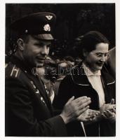 1961 Jurij Gagarin űrhajós látogatása Magyarországon, Czakó László pecséttel jelzett vintage fotója, 35x30 cm