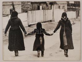 cca 1970 Erdély, jelzés nélküli vintage fotóművészeti alkotás, kasírozva, 30x40 cm