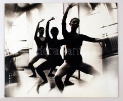 cca 1978 Tatár Tibor: Balettpróbán, feliratozott, vintage fotóművészeti alkotás, kasírozva, 50x58 cm