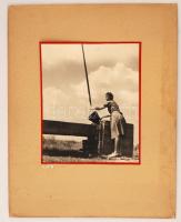 cca 1938 Thöresz Dezső (1902-1963): Friss víz, jelzés nélküli vintage fotóművészeti alkotás a szerző hagyatékából, kasírozva, 33x29 cm, karton 60x50 cm