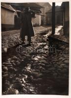 cca 1958 Tomori Ede (1920-1997): Homewards, pecséttel jelzett, feliratozott, vintage fotóművészeti alkotás, 39x29 cm