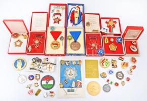69db-os vegyes szocialista kitüntetés, jelvény tétel, közte "Kiváló Véradó" zománcozott Br kitüntetés tokban, "A könnyűipar kiváló dolgozója" zománcozott fém jelvény miniatűrrel, igazolvánnyal tokban T:vegyes