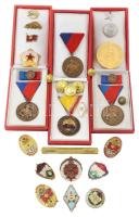 27db-os vegyes szocialista militária tétel, közte 1964. "Munkásőr" Br kitüntetés mellszalagon, szalagsávon miniatűrrel, tokban,  "Katonai és politikai kiképzésben kiváló" aranyozott, zománcozott fém jelvény T:vegyes