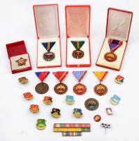 23db-os vegyes szocialista militária tétel, közte ~1960. "Munkásőr" szolgálati zománcozott jelvény 5 év szolgálat után (36mm), 1964. "Munkásőr" Br kitüntetés mellszalagon T:vegyes