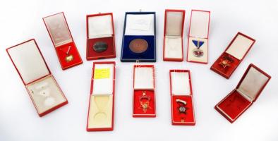 7db-os vegyes szocialista kitüntetés és emlékérem tétel, közte Papp László (1947-) 1988. "Első királyunk Szent István halálának 950. évfordulóján a Szent Jobb országjárásának emlékére" patinázott vörösréz emlékérem eredeti tokban tanúsítvánnyal: "Jobbra lépő csodaszarvas" + 4db szocialista kitüntetéshez való tok T:vegyes