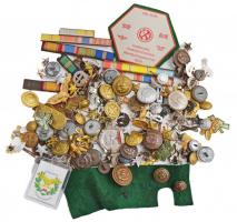 Zacskónyi magyar militária tétel a Rákosi-korszaktól napjainkig, benne gombok, alakulatjelvények, sz...