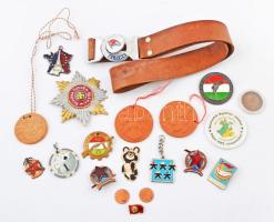 20db-os vegyes szocialista jelvény, kerámia és fém emlékérem, zseton tétel, benne ~1960. "Munkásőr" zománcozott tombak jelvény (40x47mm), "Előre" fém úttörő övcsat övvel T:vegyes