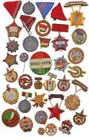 31db-os vegyes szocialista kitüntetés, jelvény tétel, közte ~1970-1980. "Mezőgazdaság Kiváló Dolgozója" zománcozott, aranyozott fém kitüntetés, "Az Ipari Szövetkezet Kiváló Dolgozója" fém jelvény, "Kiváló Munkásőr" aranyozott, zománcozott fém jelvény (35x32mm) T:vegyes