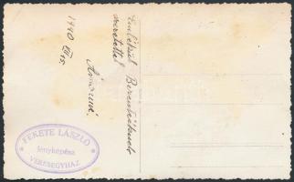 1940 Egészalakos portré, fotólap. Hátoldalán "Emlékül Berentééknek" ajánlással,valamint pe...