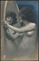 cca 1920  "A tükörnél" erotikus fotólap. "P-C, Paris" jelzéssel. 9x14 cm.