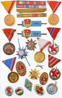23db-os vegyes szocialista militária tétel kitüntetésekkel, jelvényekkel, szalagsávokkal, közte 1957. "Szolgálati Érdemérem" zománcozott Br kitüntetés, "Az egység élenjáró katonája, 1. osztály" zománcozott Br jelvény T:vegyes