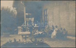 1907 Rákoszentmihály, a Mészáros család a Cinkotai út 4. sz. villa kertjében. Postázott fotólap üdvözlő sorokkal. 9x14 cm.