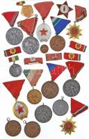 23db-os vegyes szocialista kitüntetés tétel, közte 1954. "Árvízvédelemért Emlékérem" aranyozott Br emlékérem nem eredeti szalagon, 1964. "Munka Érdemrend" arany fokozata, aranyozott Br kitüntetés mellszalagon, ~1970-1980. "A szocialista kultúráért" aranyozott, zománcozott fém jelvény T:vegyes