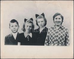 1910-1952 8 db különféle méretű iskolai csoportkép, tabló,jelzett arckép, stb. közte az ungrvári rus...