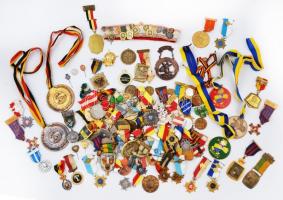 Nagy külföldi túrajelvény, sportérem tétel ~3500g-os súlyban T:vegyes
Big tour badge, sport medal l...