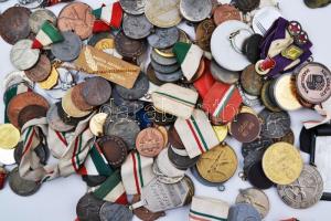 Vegyes, főleg szocialista sportérem és -plakett tétel 4300g-os súlyban T:vegyes