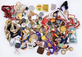 Vegyes, főleg szocialista sportérem és -plakett tétel 3600g-os súlyban T:vegyes