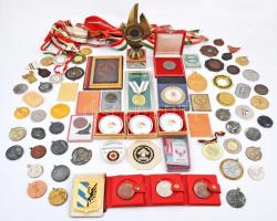 Vegyes, főleg szocialista sportérem és -plakett tétel 3000g-os súlyban T:vegyes