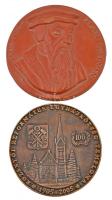 Szlovákia 2005. "A Szlovákiai Református Keresztyén Egyház címere / Rozsnyói Református Egyházközség temploma 1905-2005" Br plakett (118mm) + DN "Kálvin János" kerámia plakett. Szign.: MW (134mm) T:2,2- lepattanások Slovakia 2005. "Coat of Arms of the Slovakian Calvinist Christian Church / Church of the Calvinist Parish of Rozsnyó 1905-2005" Br plaque (118mm) + ND "Jean Calvin" ceramics plaque. Sign.: MW (134mm) C:XF,VF crack