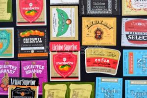 27 db régi román italcímke (közte több egyforma), illetve egy régi pipadohányzacskó