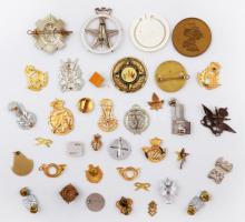 35db-os vegyes magyar és külföldi jelvény és kitűző tétel, főleg külföldi, legtöbb militária témában...