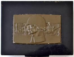 "Emlékül a szocialista haza fegyveres szolgálatáért a Magyar Népköztársaság Honvédelmi Miniszterétől" fém doboz domborművel, 9×12x3,5 cm