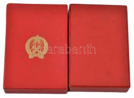 ~1950. "Szakma Kiváló Dolgozója" zománcozott jelvény dísztokban, miniatűr nélkül + "S...