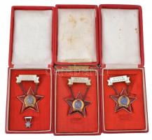 ~1950. Kiváló Dolgozó (3x) Rákosi-címeres zománcozott fém kitüntetés, mindhárom tokban, egyik miniatűrrel T:2 egy tok sérült