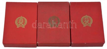 ~1950. "Kiváló Dolgozó" (3x) Rákosi-címeres zománcozott fém kitüntetés, mindhárom tokban, ...