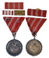 1954. "Munka Érdemérem" (2x) zománcozott Br kitüntetés mellszalagon, egyik Rákosi-címeres ...