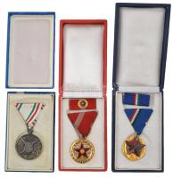 1951. "Közbiztonsági Érem" arany fokozata a rendőrség tagjai részére, aranyozott kitüntetés mellszalagon, szalagsávval tokban + 1964. "Kiváló Szolgálatért Érdemrend" aranyozott, zománcozott Br kitüntetés mellszalagon, szalagsávon miniatűrrel tokban + 1991. "1956-os Emlékérem" ezüstözött Br érem mellszalagon. Szign.: D.L. VÉSNÖK KFT. T:2